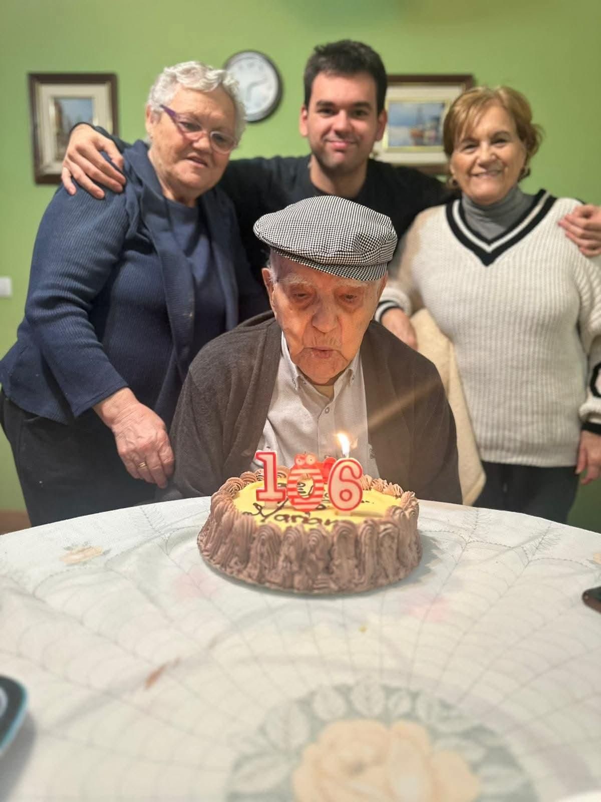 Otra imagen con familiares, al cumplir los 106 años.