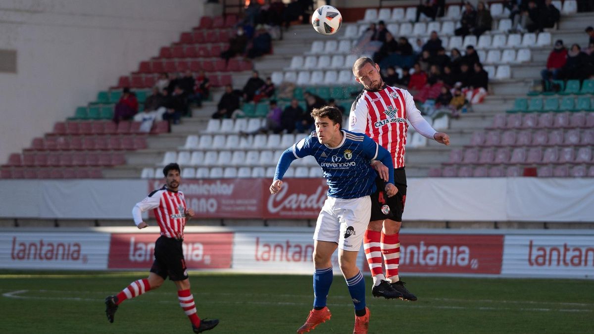 Cristian Galas remata un balón