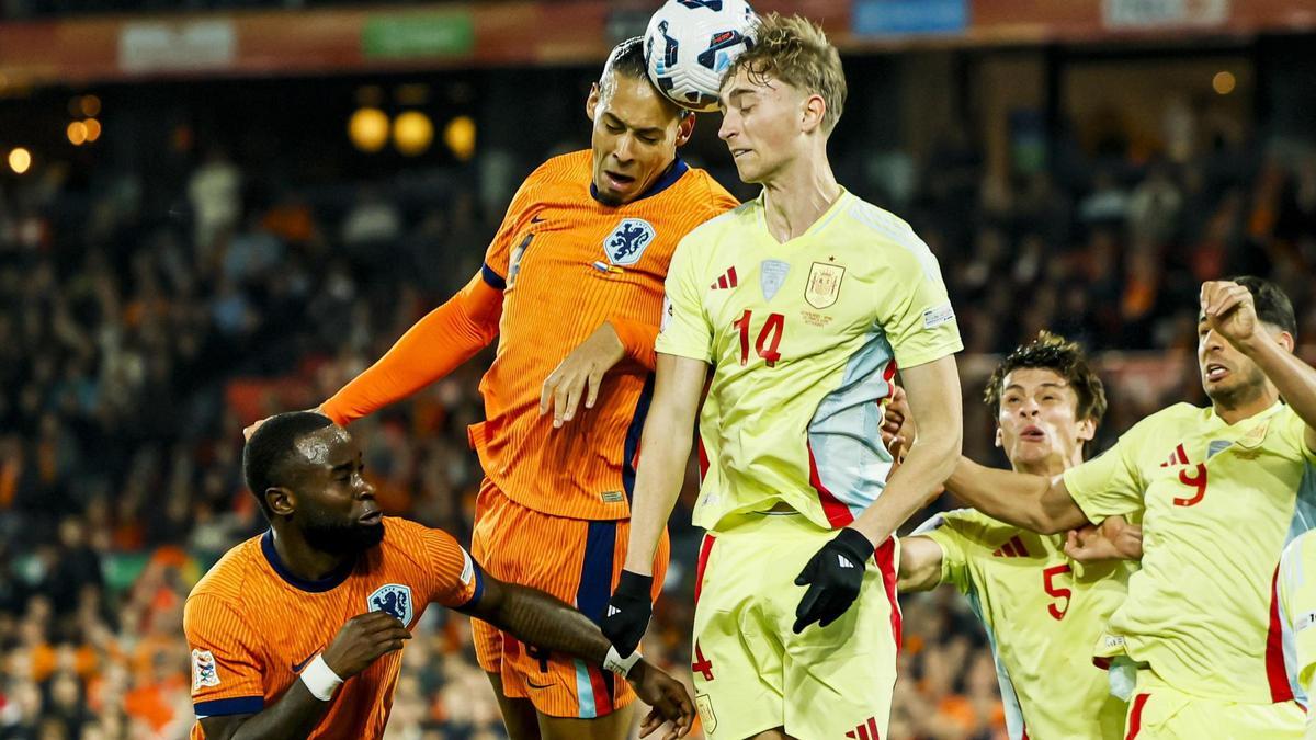 Huijsen debutó con la selección absoluta frente a Países Bajos.