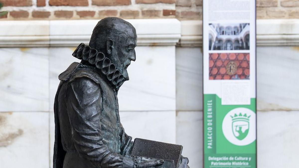 Estatua del escritor en el casco histórico veleño.