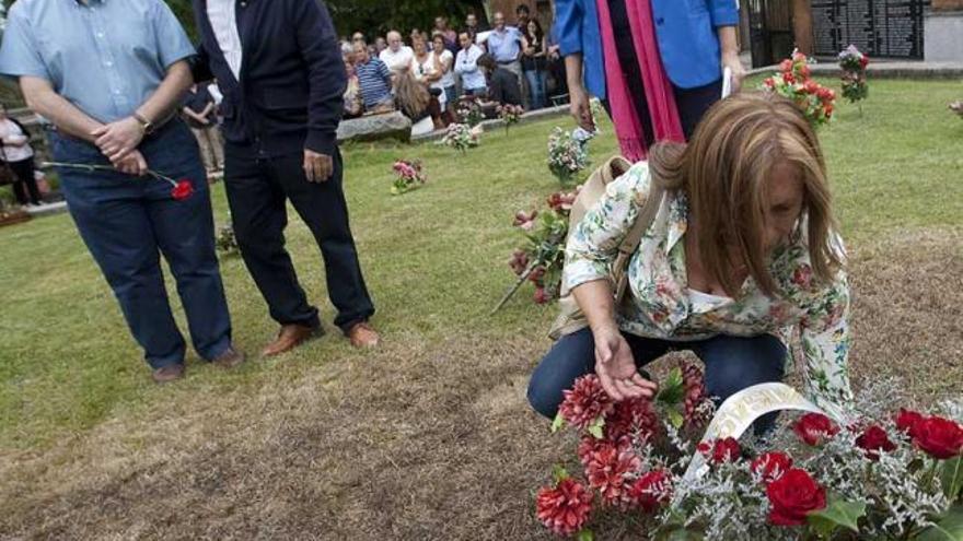 Arriba, una de las asistentes durante la ofrenda floral. A la izquierda, Fernández, López, Díez y Diéguez. | miki lópez