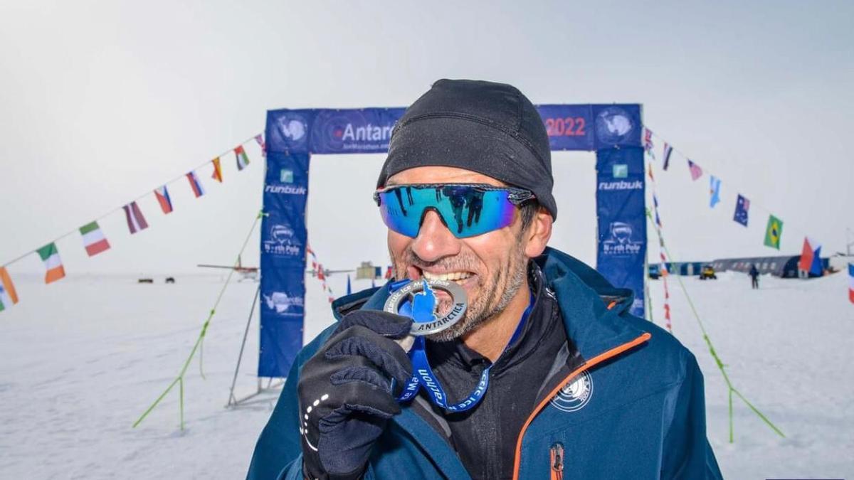 Joan Pere Carbonell, con su medalla de segundo clasificado.