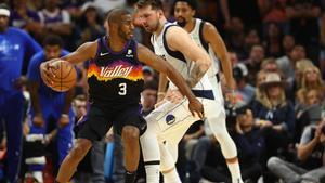 Chris Paul inicia una acción en ataque marcado por Doncic 