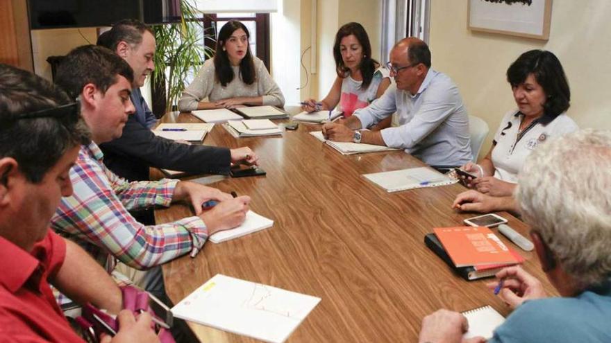 La edil de Empleo, Ana Braña (al fondo), en una reunión con representantes de las entidades firmantes de &quot;Gijón Más&quot;.
