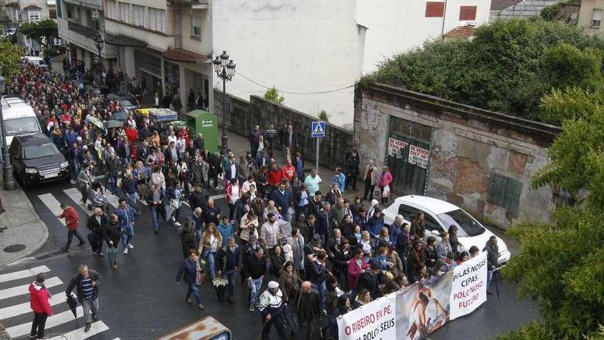 Manifestación realizada ayer por los viticultores en Ribadavia. // Jesús Regal