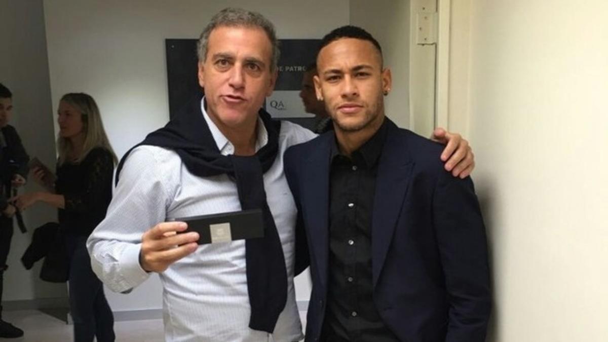 André Cury junto a Neymar.