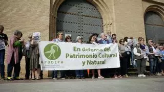 Centenares de personas se unen contra la reforma de la Lonja de Zaragoza: "¡La Lonja no se toca!"