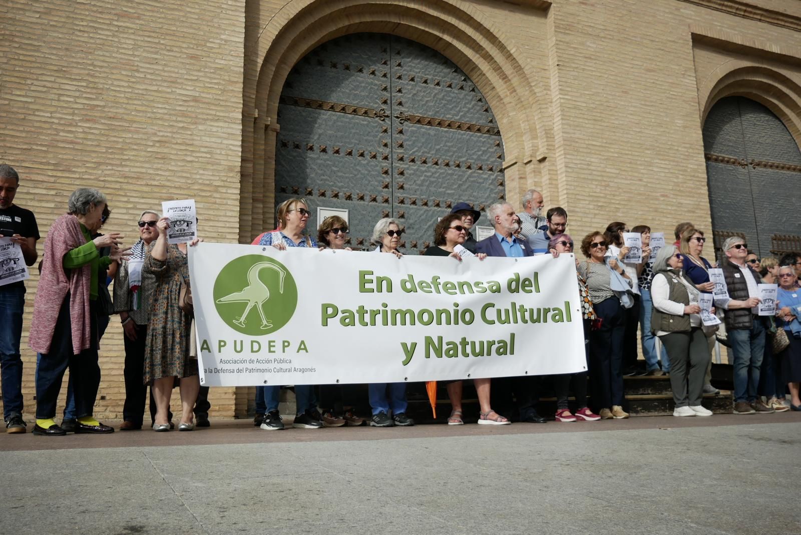 En imágenes | El abrazo a la Lonja de Zaragoza