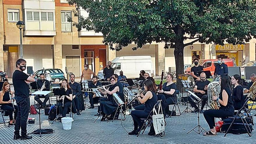 Moreda celebra sus fiestas al son de la Banda de Música de Gijón