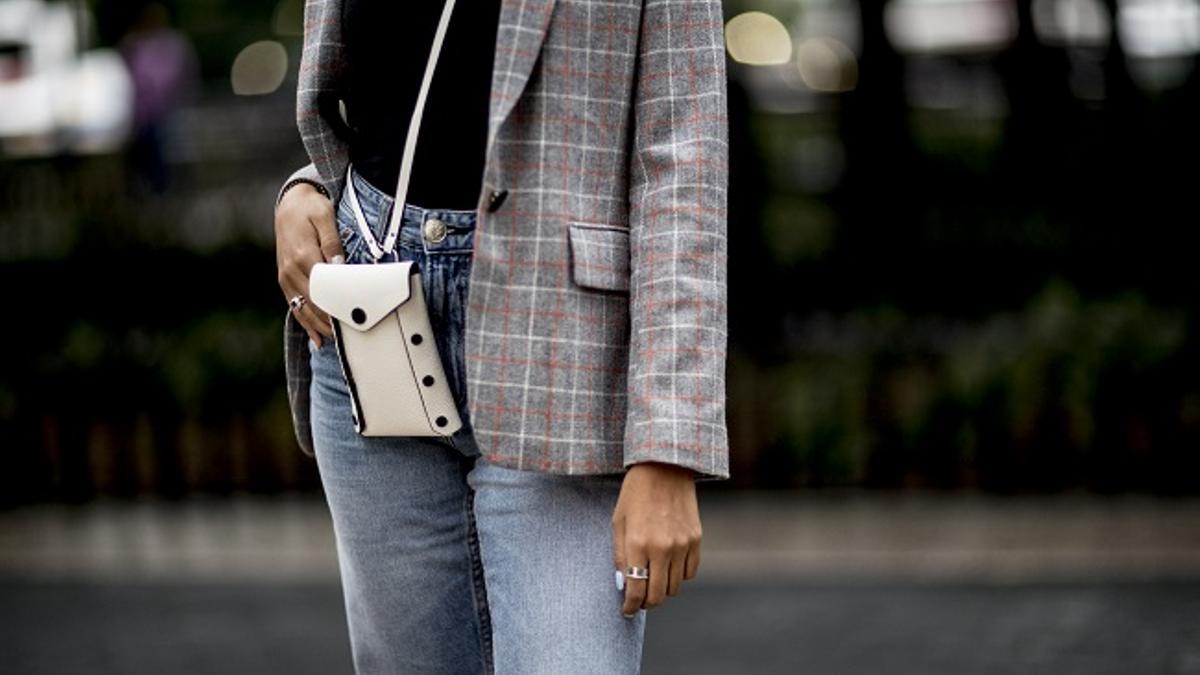 Fundas con cordón, portamóviles y otros (micro)bolsos del tamaño de tu  'smartphone' que son el accesorio más práctico del momento - Woman