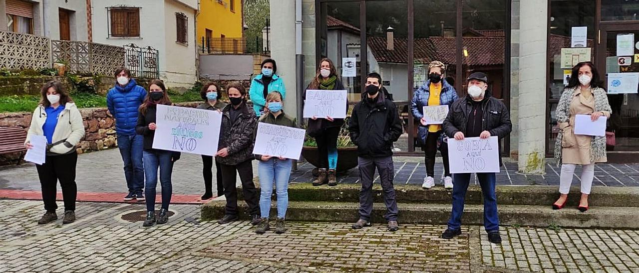 Un grupo de vecinos que se manifestó ayer en Somiedo. | S. Arias