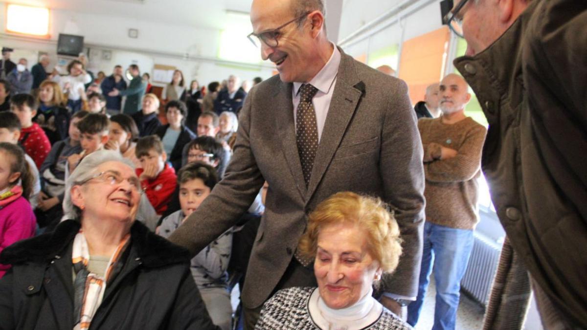 El director provincial de de Educación, Fernando Prada Antón, saluda a dos homenajeadas. | A. S.