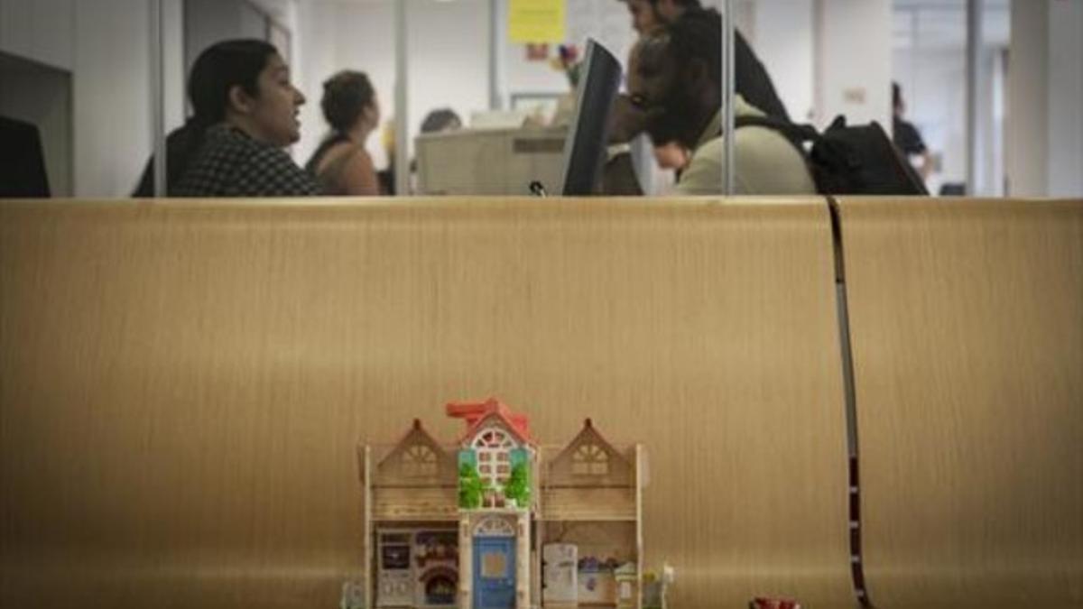 Un juguete, en la sala de espera del SAIER, donde ayer recibían atención decenas de inmigrantes.