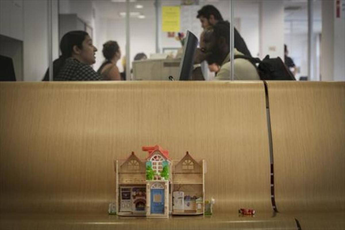 Una joguina, a la salad’espera del SAIER, onahir rebien atenciódesenes d’immigrants. Una joguina, a la salad’espera del SAIER, onahir rebien atenciódesenes d’immigrants.