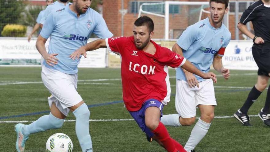 Un jugador del Choco trata de hacer con el control del balón en el partido de ayer. // Alba Villar