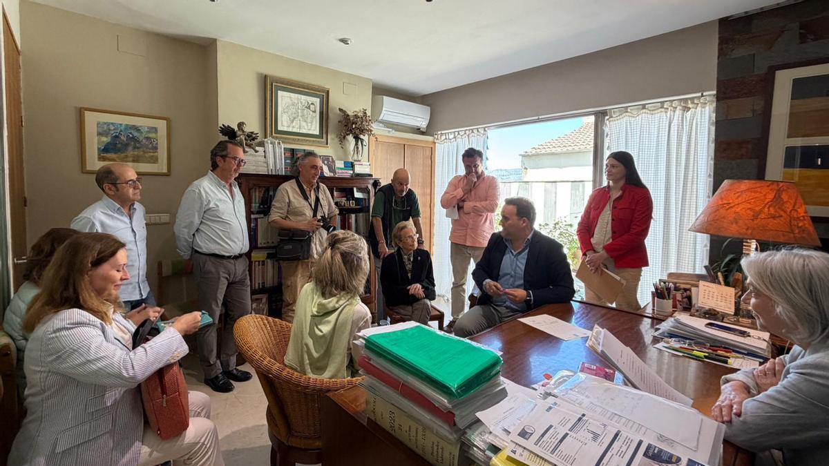 Firma en la notaría de la compraventa de la vivienda anexa al castillo de Priego.