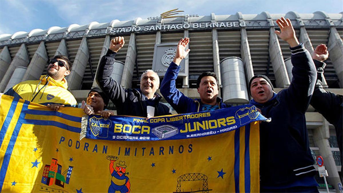 Los aficionados de Boca tiñen las calles de Madrid de amarillo y azul