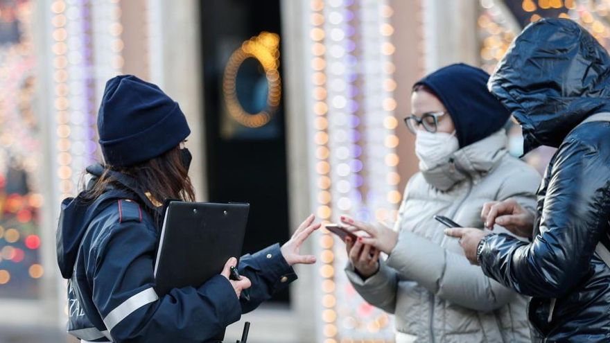 Una mujer informa a ciudadano de Roma.