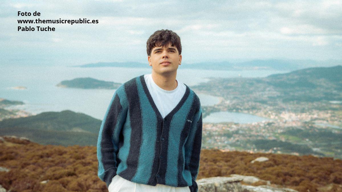Íñigo Quintero, cantante y compositor coruñés de pop, anuncia un concierto en Santiago.