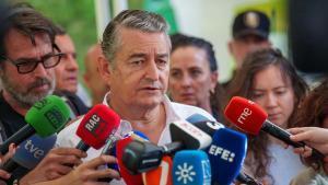 El consejero de Emergencias, este sábado en el Puesto de Mando Avanzado por el incendio en Los Gallardos. 