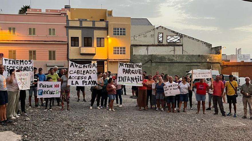 Vecinos de San Cristóbal protestan por la creación de un parque en la plaza Santiago Tejera, este viernes en la misma plaza.