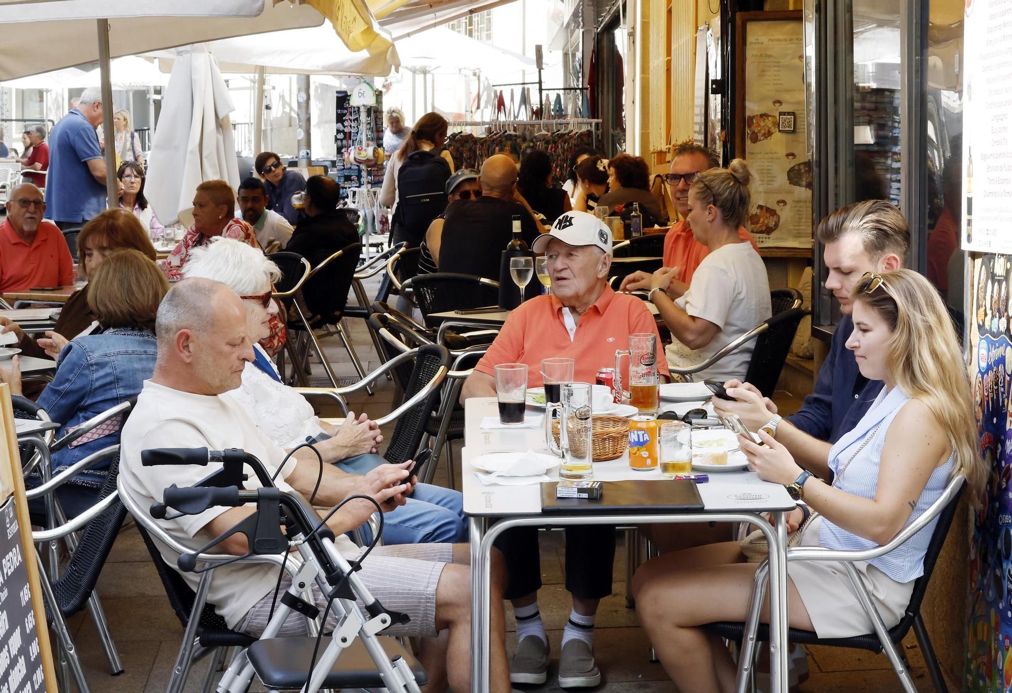 Visitantes y cruceristas del Island Sky y Costa Favolosa animan un Vigo soleado