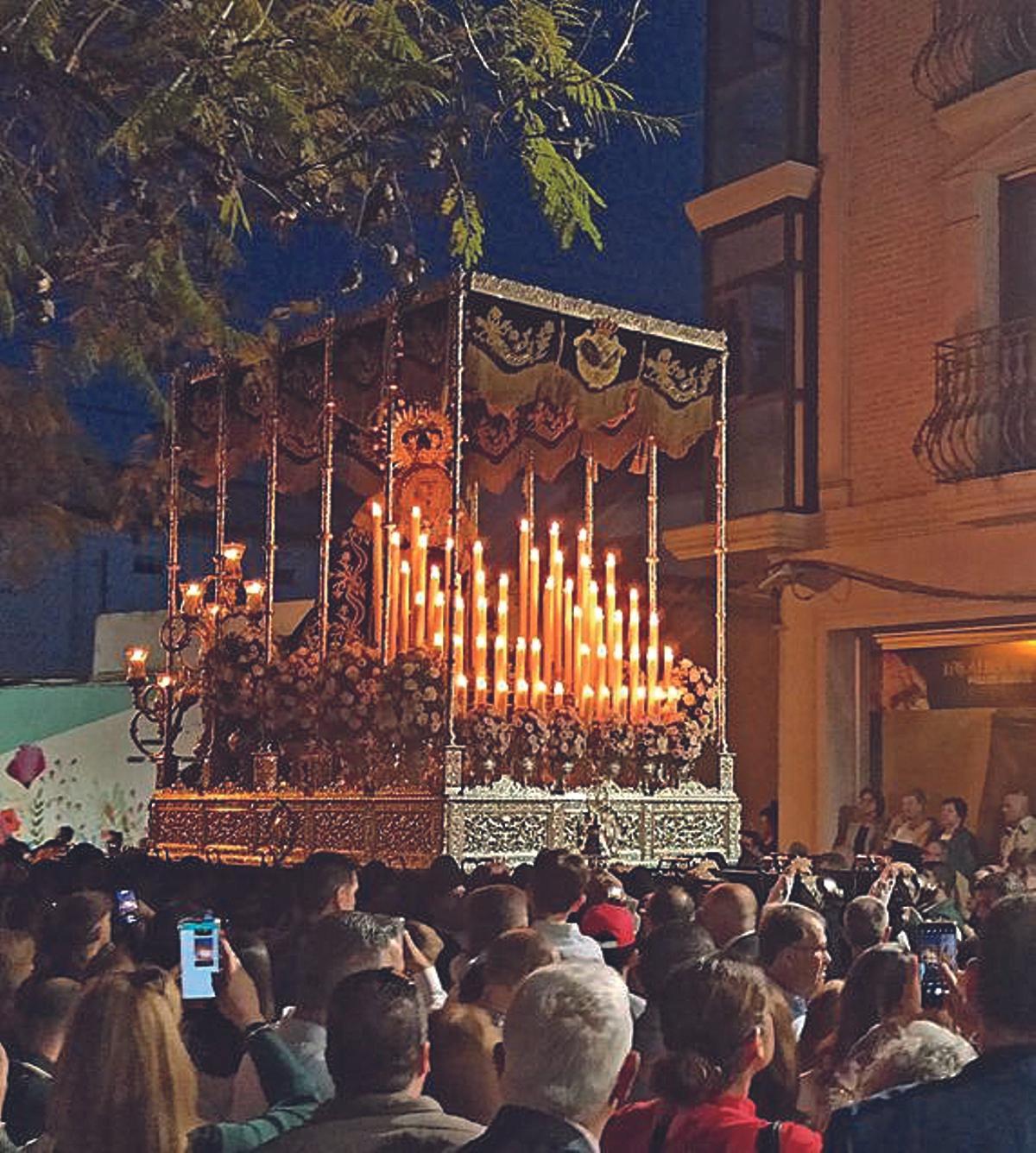 Virgen de la Soledad instantes previos a la calle Flores.