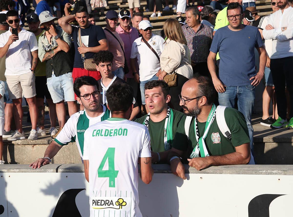 Calderón habla con aficionados del Córdoba CF al final del partido en La Línea.