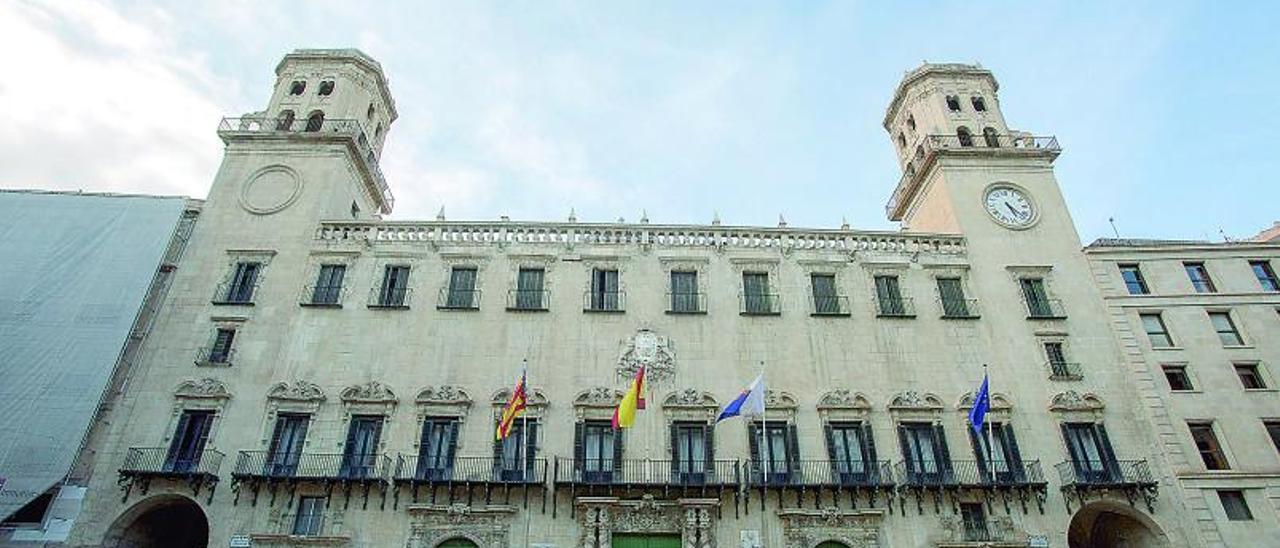 Fachada principal del Ayuntamiento de Alicante, en una imagen de esta misma semana.