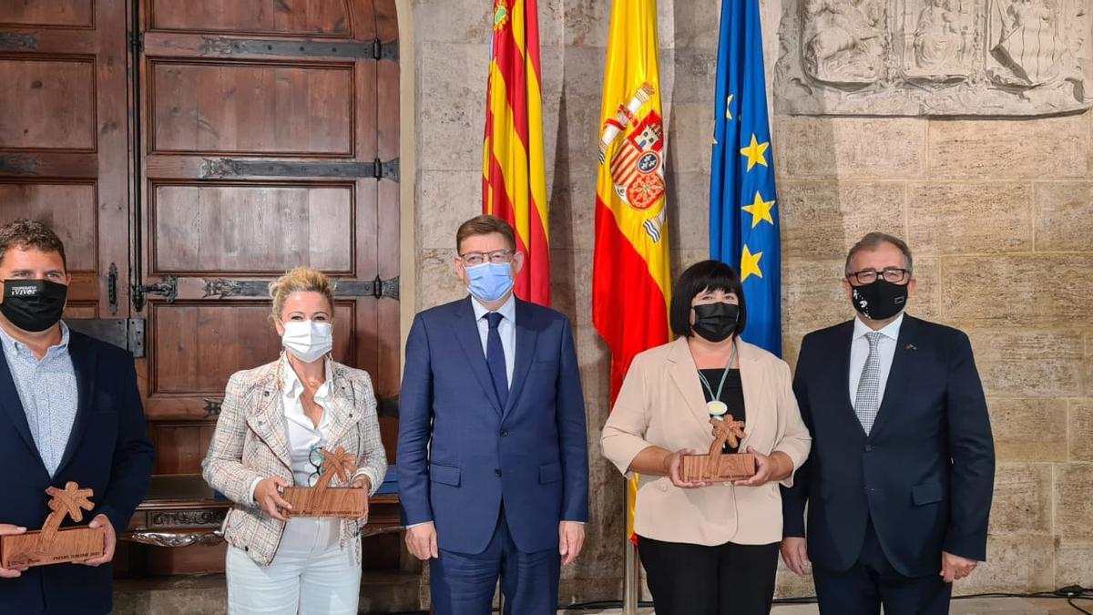 El president, Ximo Puig, fue el encargado de hacer entrega de los premios Turisme Comunitat Valenciana a los seleccionados en el Palau de la Generalitat.