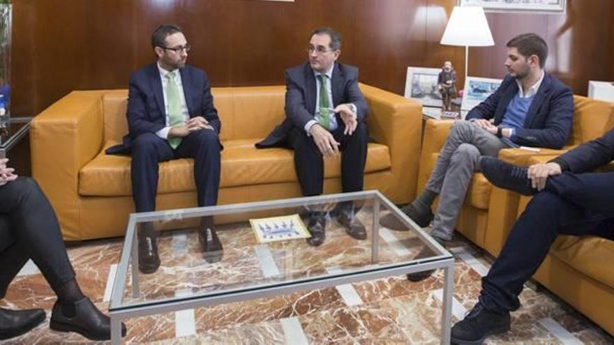 Un momento de la reunión celebrada ayer entre el Ayuntamiento de Gandia e Iberdrola.