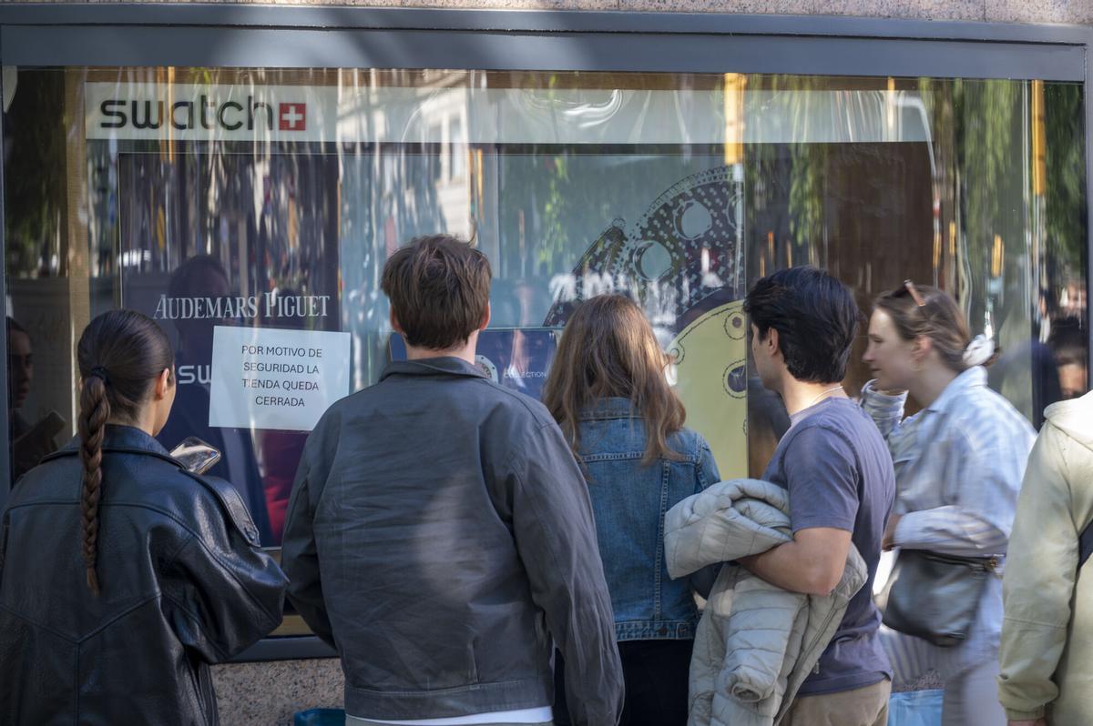 Barcelona. 16.05.2026. Barcelona. Cola en el exterior de la tienda (cerrada durante el día por motivos de seguridad y a la espera de que abra mañana domingo) de relojes Swatch en el Paseo de Gràcia con motivo de la venta de una nueva colección de relojes realizada en colaboración con la firma de relojes de lujo Audemars Piguet. Fotografía de Jordi Cotrina