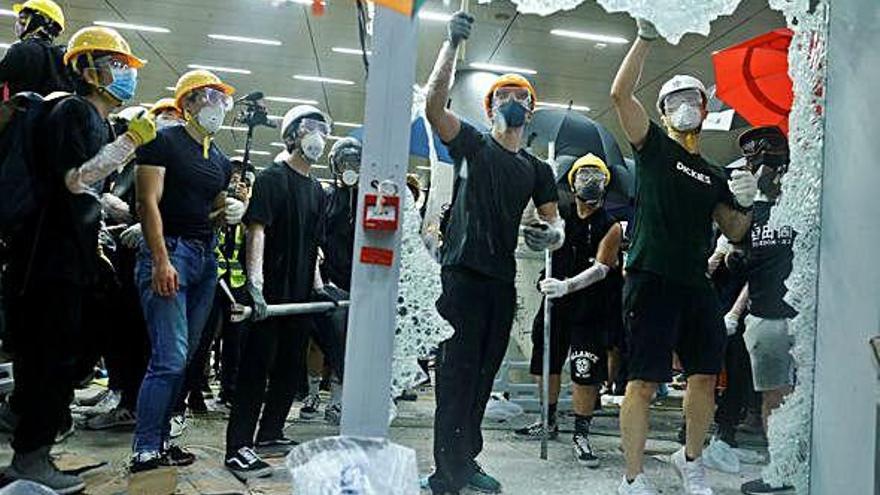 Manifestants assalten el parlament de Hong Kong i la policia els desallotja