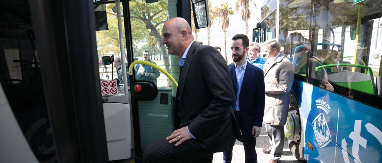 El presidente, Vicent Marí, y el vicepresidente segundo, Javier Torres, se suben a uno de los ‘nuevos’ buses de Alsa en febrero.