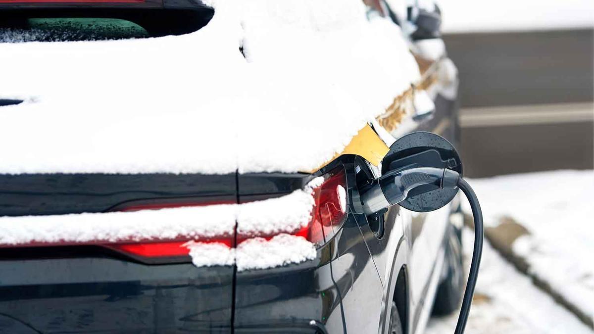 Alerta roja de por la borrasca que llega a Asturias y aviso directo de la DGT los propietarios de coches eléctricos: "Si no es posible aparcarlo en garaje, buscar un espacio resguardado"