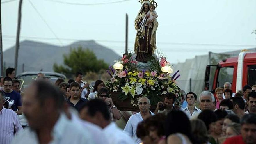 Los vecinos acompañaron a la Virgen del Carmen en la procesión de ayer.