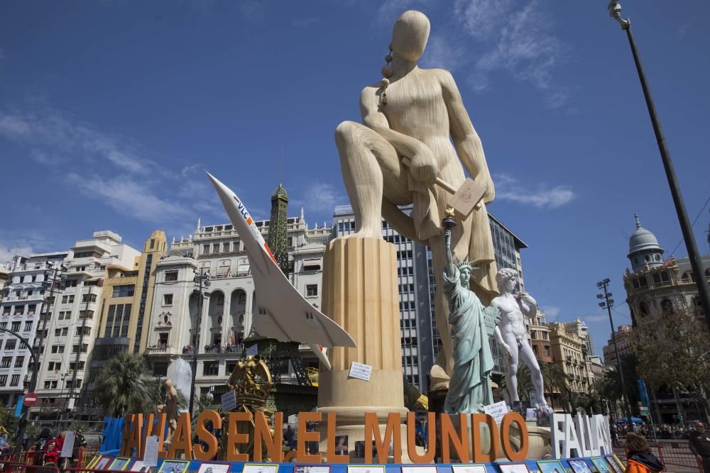 'Fallas en el Mundo', el monumento municipal