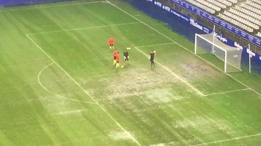 Los árbitros comprueban el estado del césped del Tartiere antes del Oviedo-Osasuna