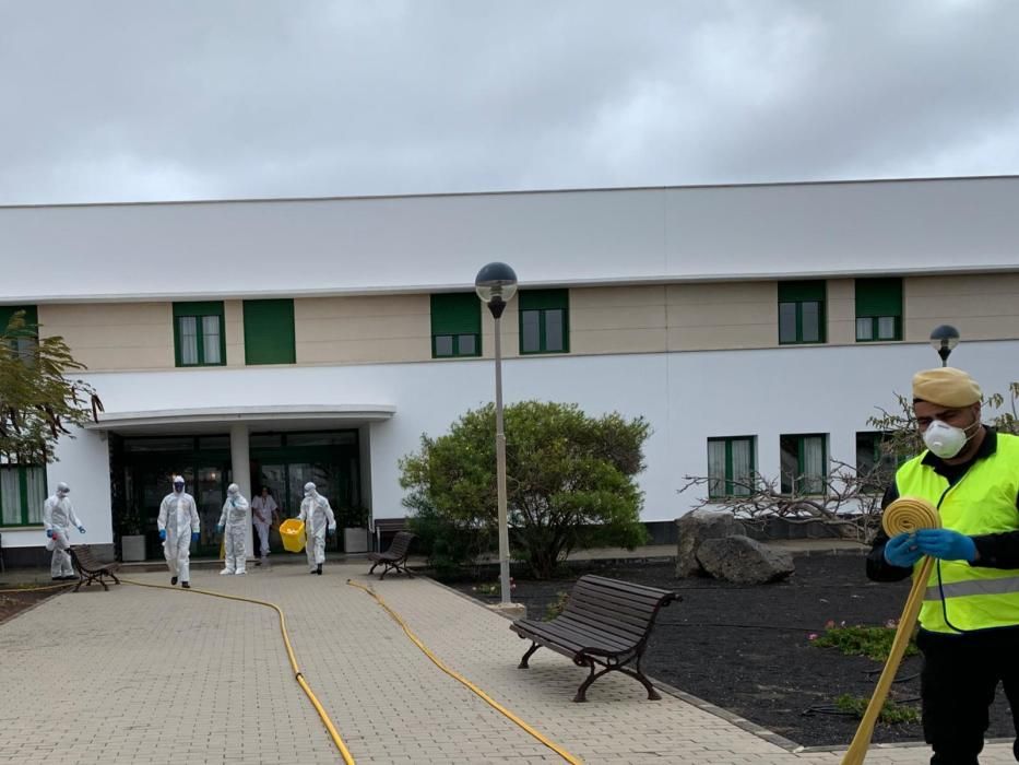 Efectivos de la UME trabajando en las residencias de mayores de Lanzarote