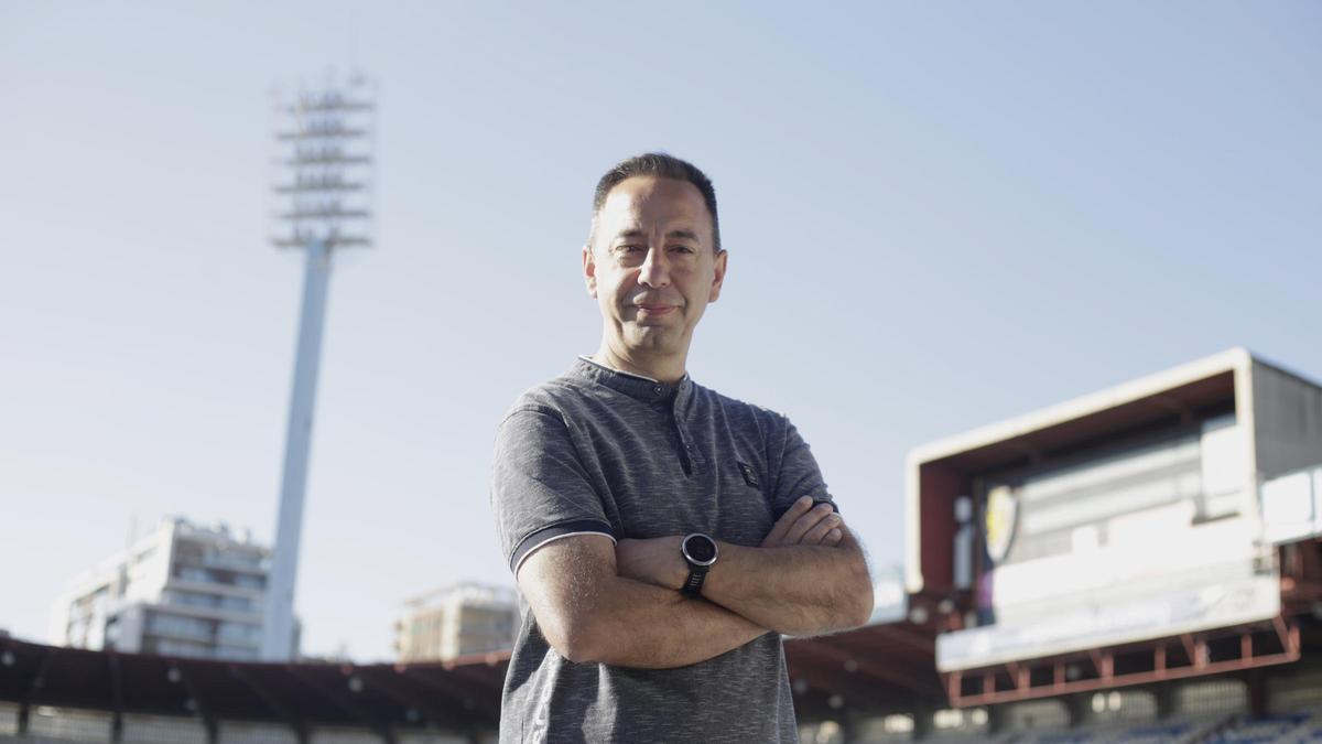 David García, ‘speaker’ de La Romareda, posa para EL PERIÓDICO sobre el césped del estadio municipal.