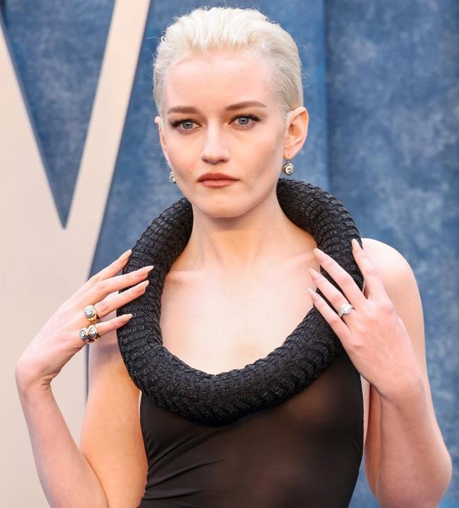 Julia Garner en los Oscars 2023