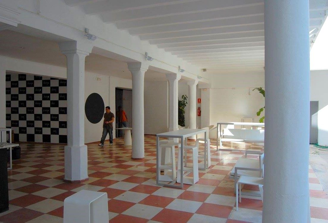 Vista interior del bajo. A la derecha hay una gran terraza donde, en la pared del fondo, está la pantalla en la que se proyectaban las películas.