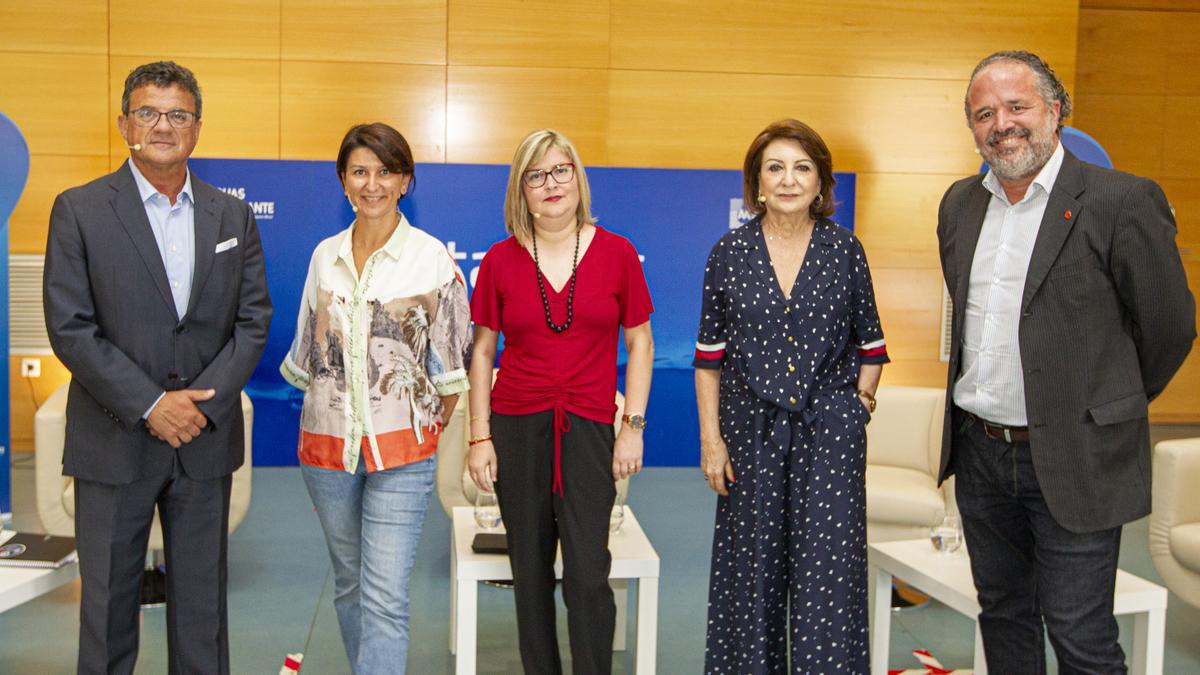 De izquierda a derecha: Toni Cabot, Cristina Alonso, Verónica Albert, Remedios Alarcón y Víctor Mellado en la jornada «Estamos aquí. Avanzando sin dejar a nadie atrás».