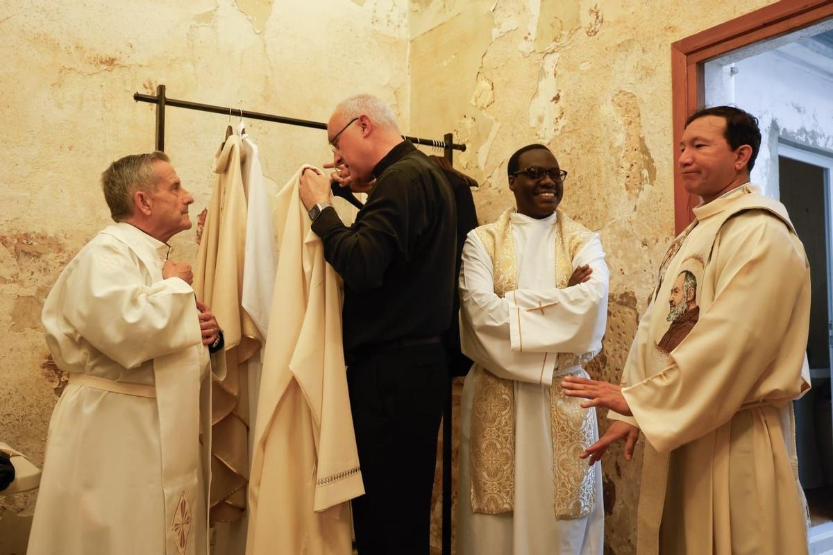 Primera misa en la parroquia de Picanya tras el paso de la dana.