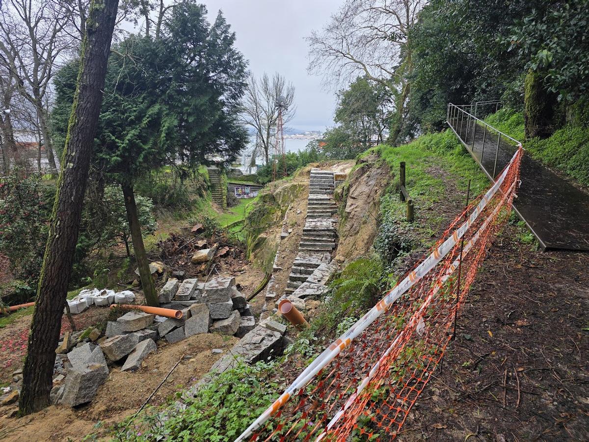 La zona de actuación, con el muro de contención y las escaleras de piedra a medio colocar.