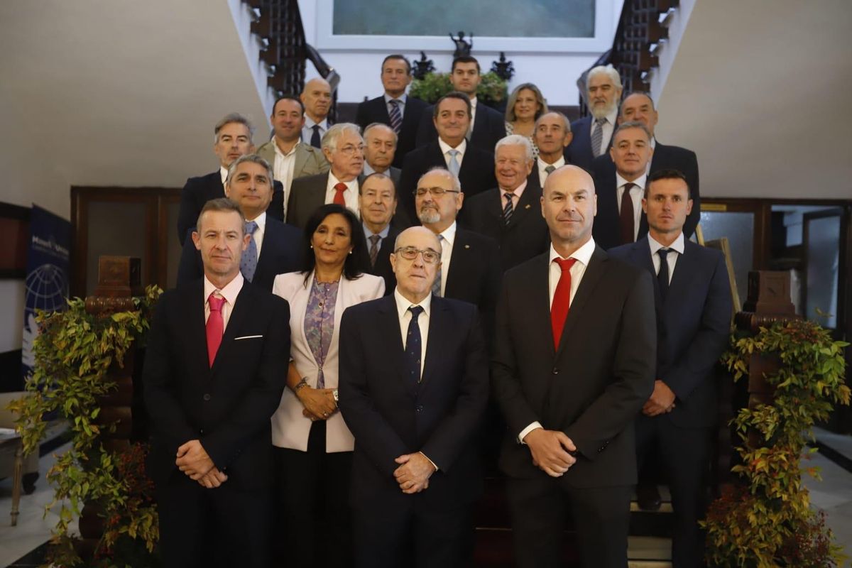 César Vera, en primera línea -en el centro-, junto al resto de miembros de su candidatura a la RFAF, este martes, en el Círculo de la Amistad.