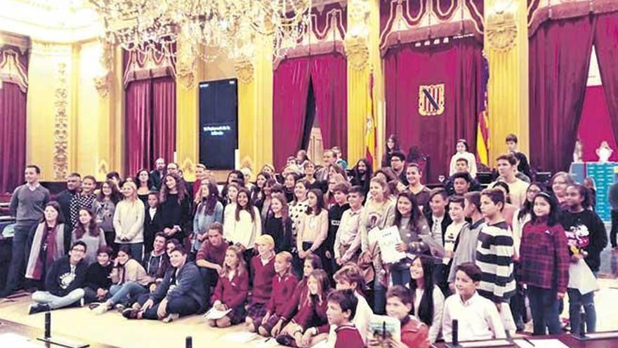 Alumnos de ses Salines visitan el Parlament