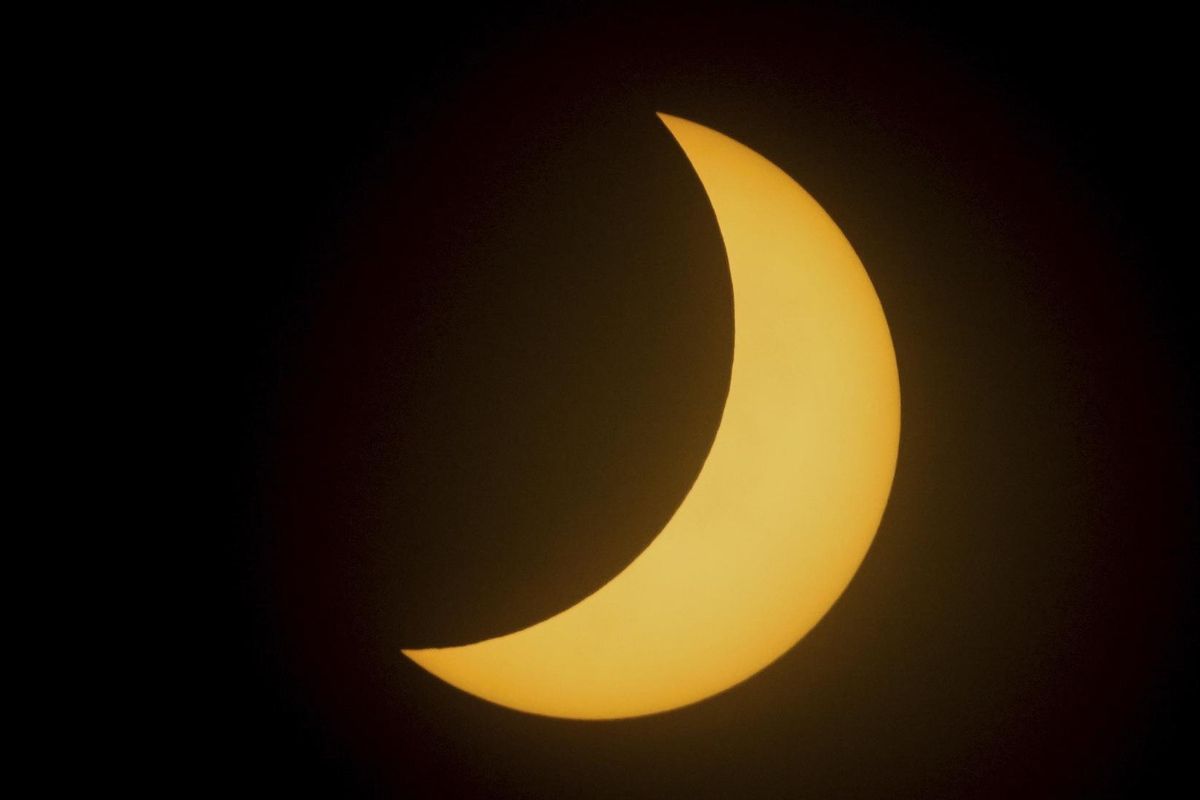 Ciudadanos a lo largo del globo observan embelesados el fenómeno solar