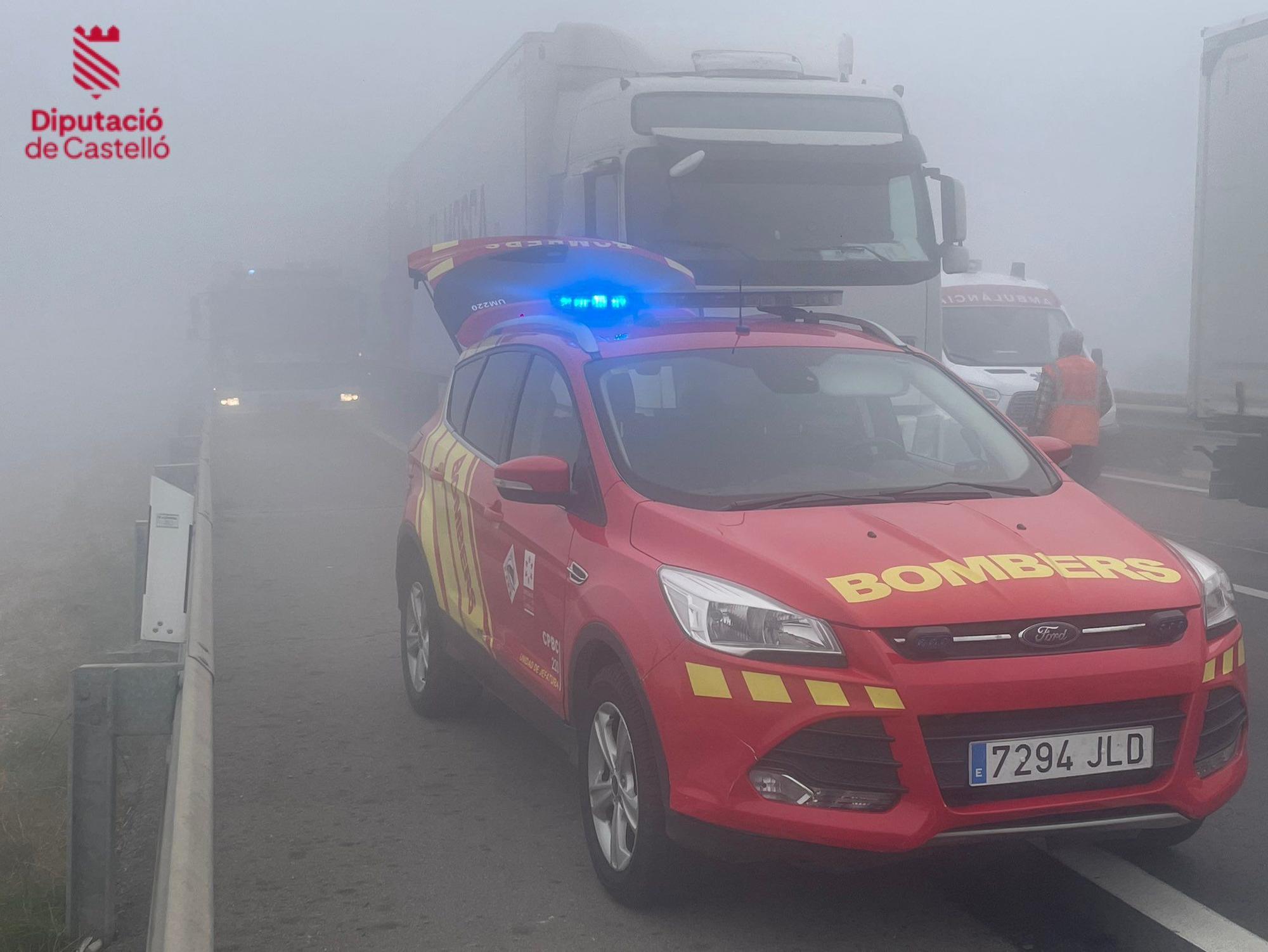 Un accidente múltiple con 40 coches implicados y un atrapado corta la AP-7