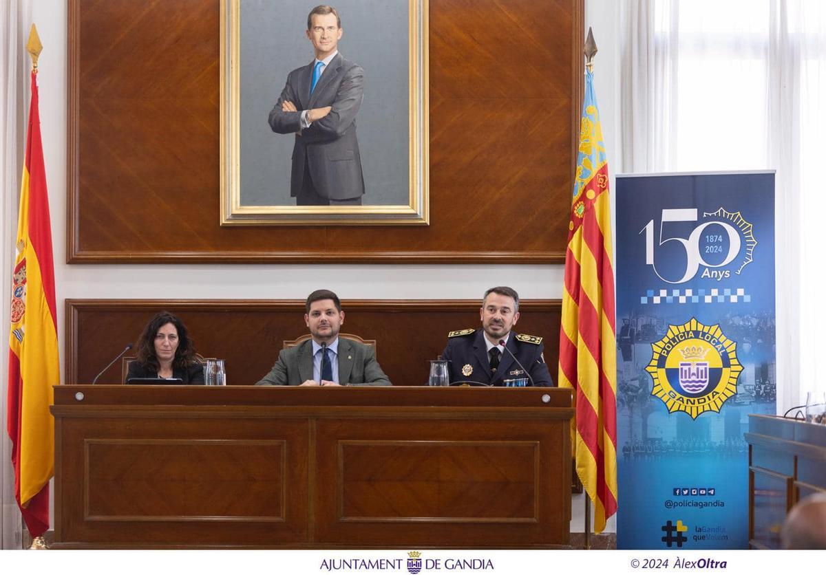 El jefe de la Policía, José Martínez Espasa, junto al alcalde durante el pleno corporativo